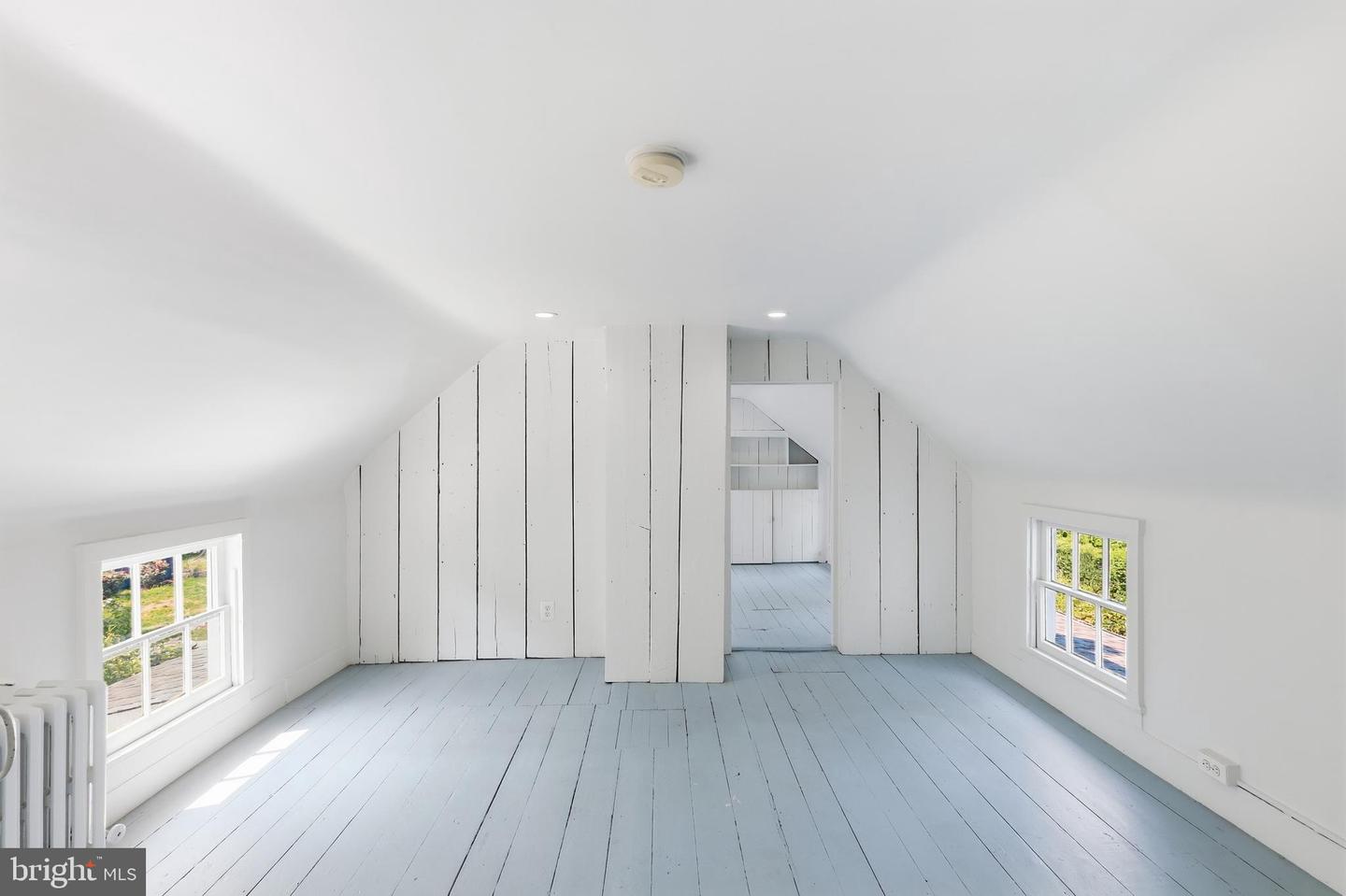 109 E Division St Property Photo 33