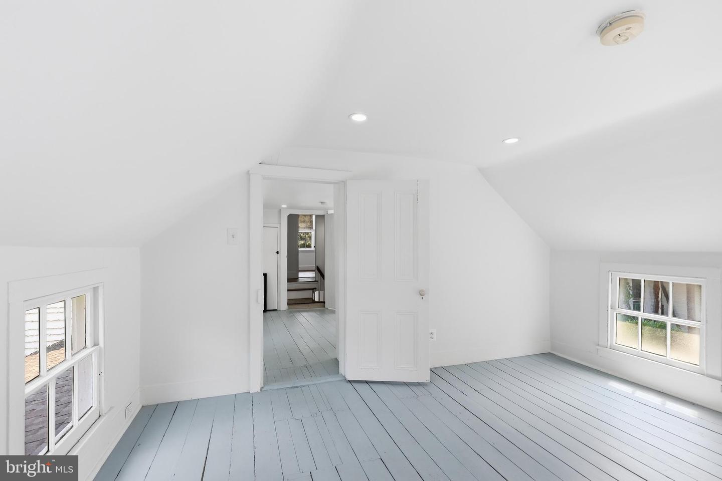 109 E Division St Property Photo 35
