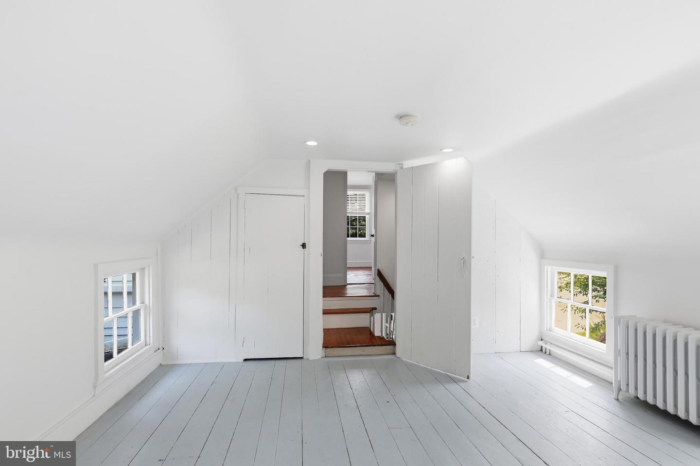 109 E Division St Property Photo 36