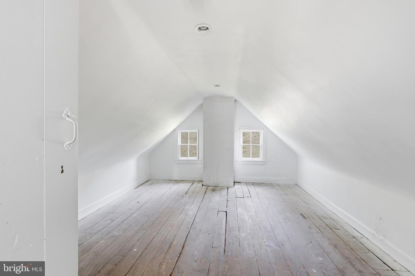 109 E Division St Property Photo 38