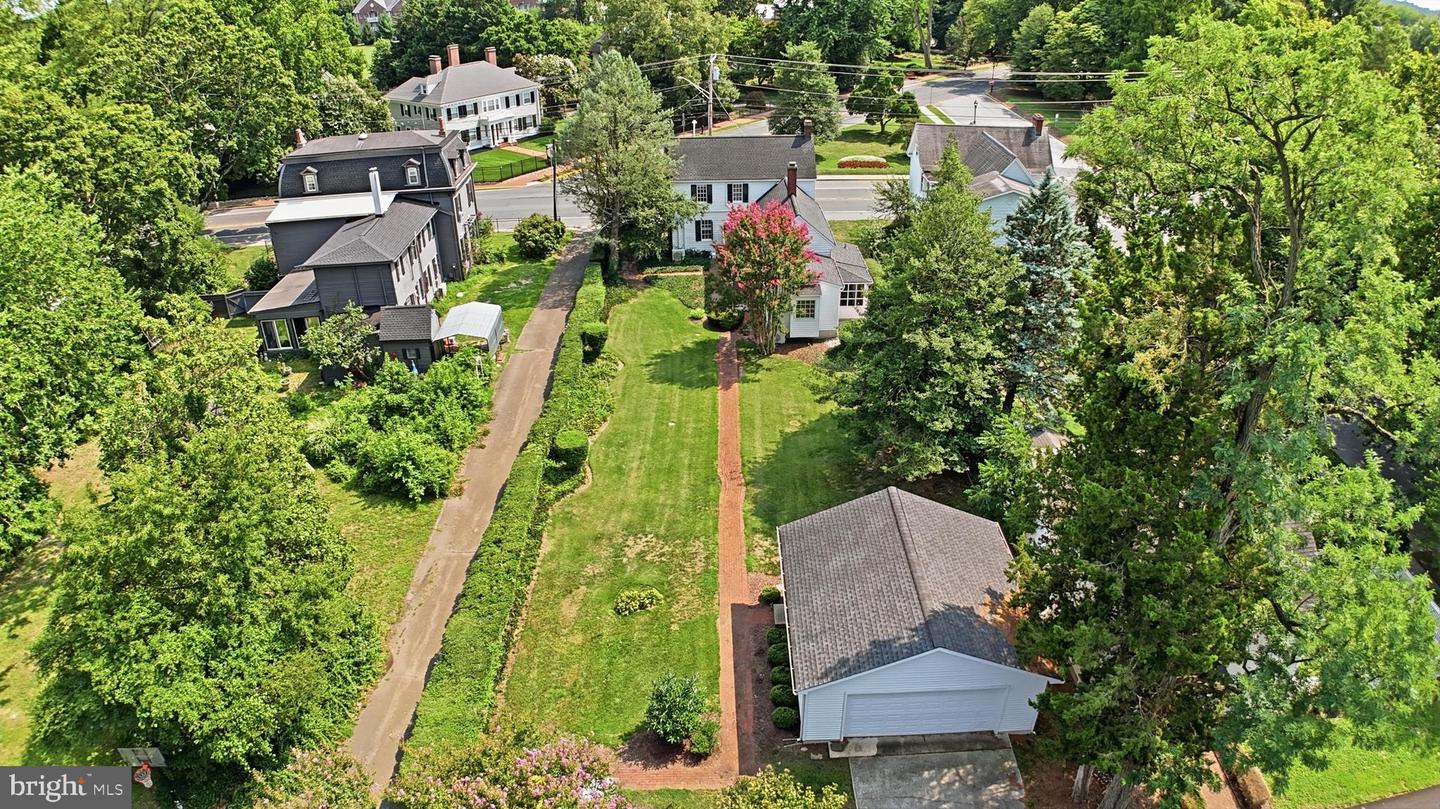 109 E Division St Property Photo 43