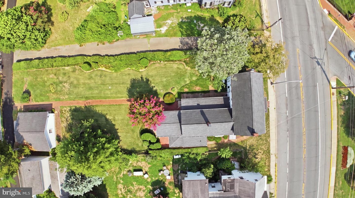 109 E Division St Property Photo 44