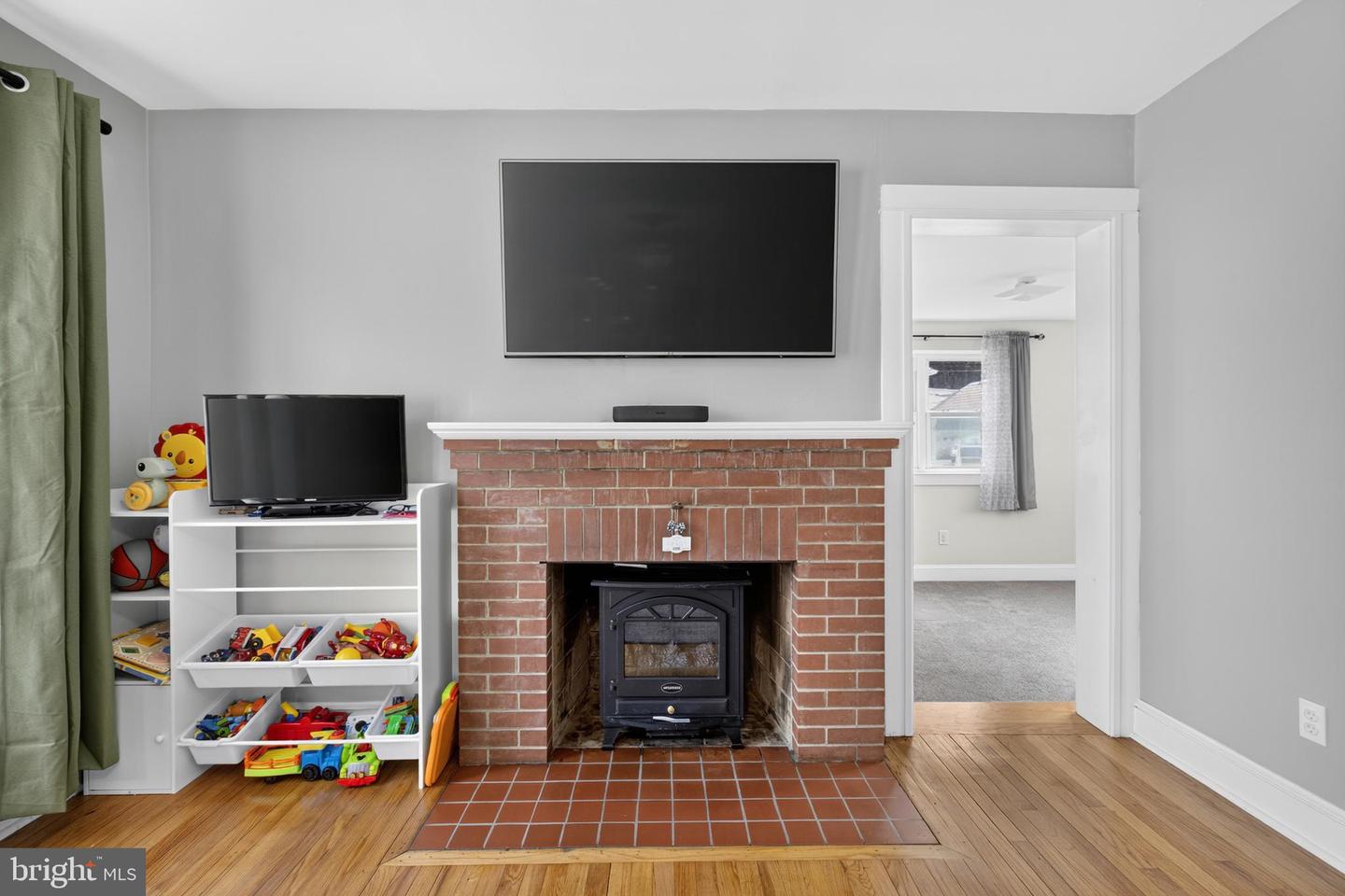 812 E Division St Property Photo 11
