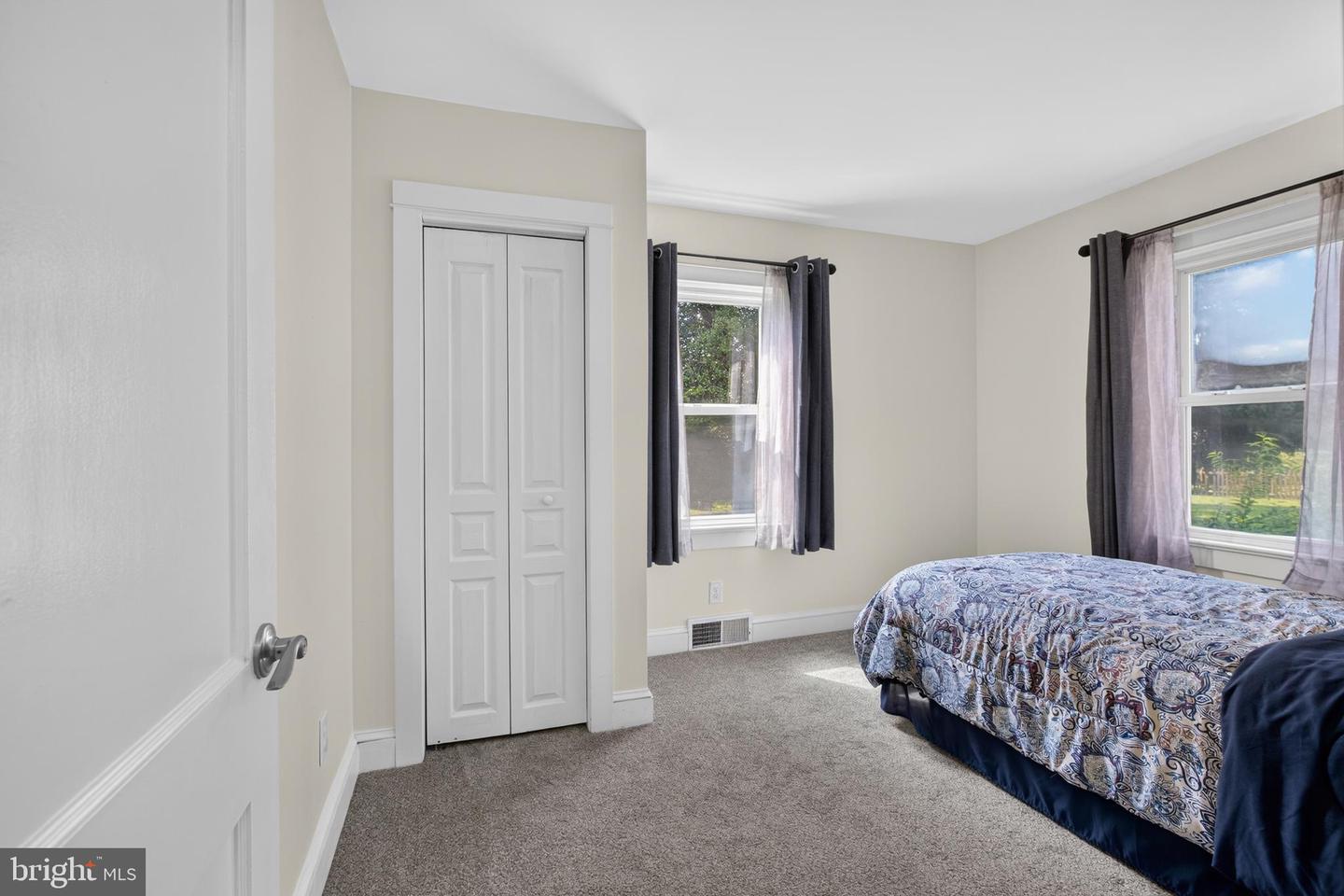 812 E Division St Property Photo 22