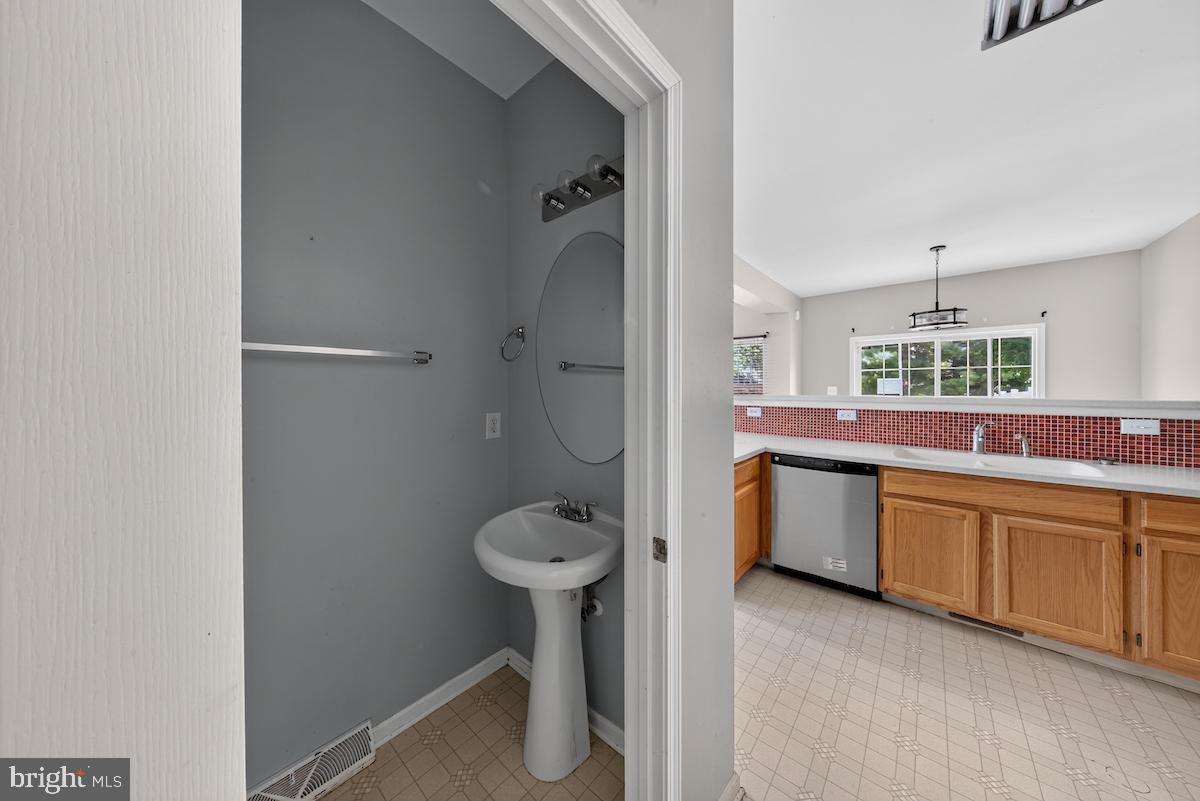 416 Worchester Dr Property Photo 23