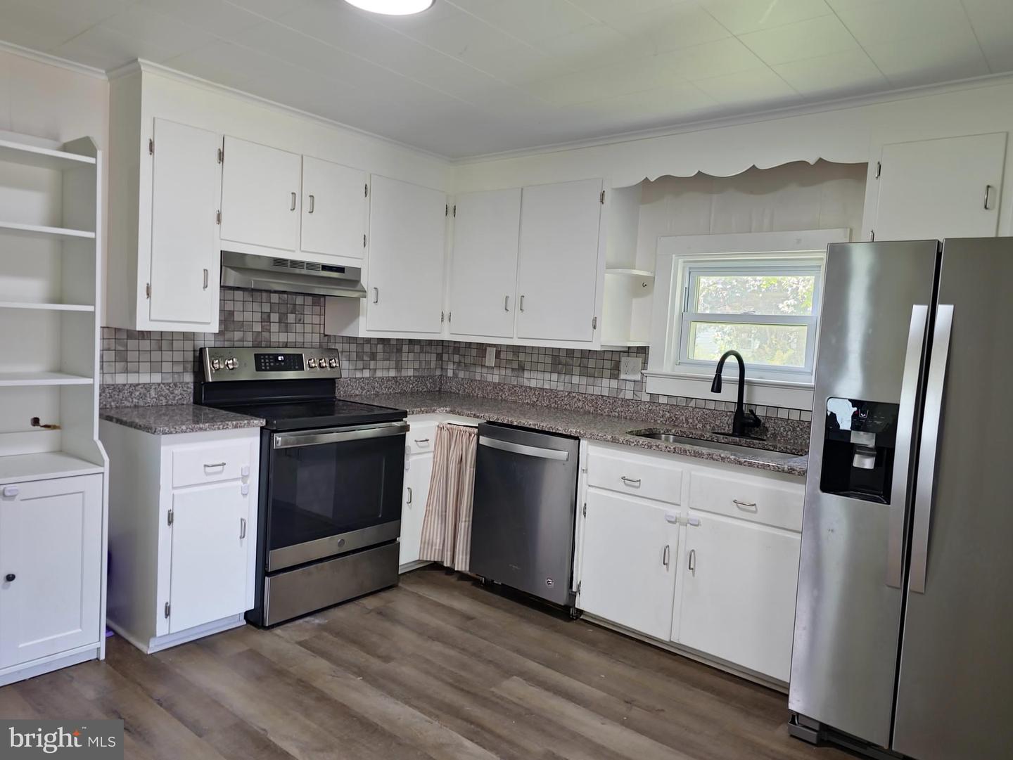 100 Third St Property Photo 5