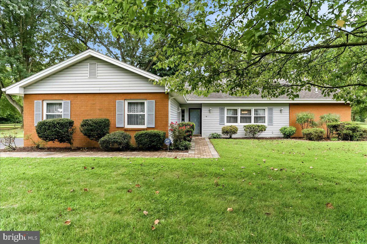 1 W Fairways Cir Property Photo 2
