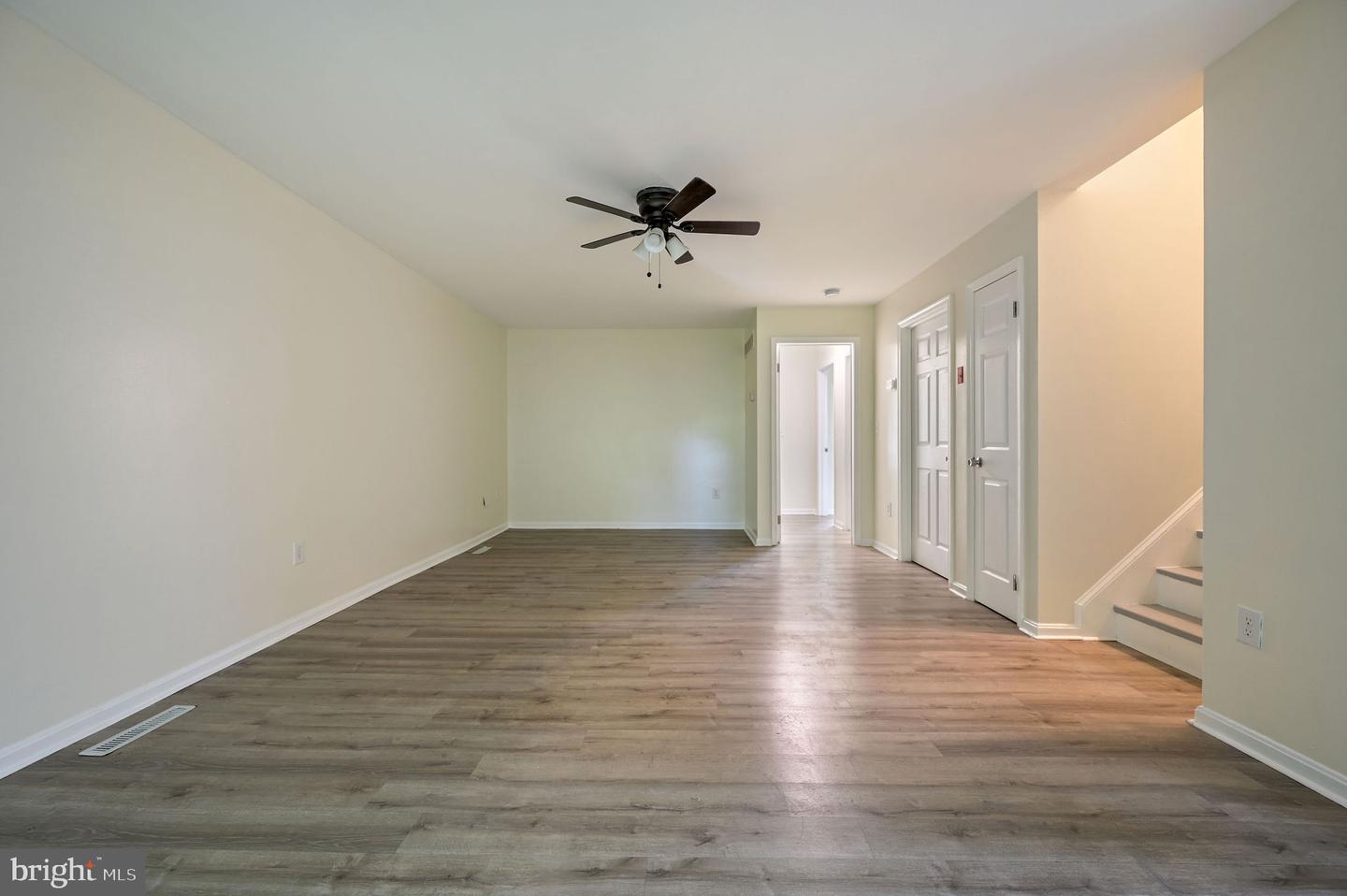 149 S Queen St Property Photo 2