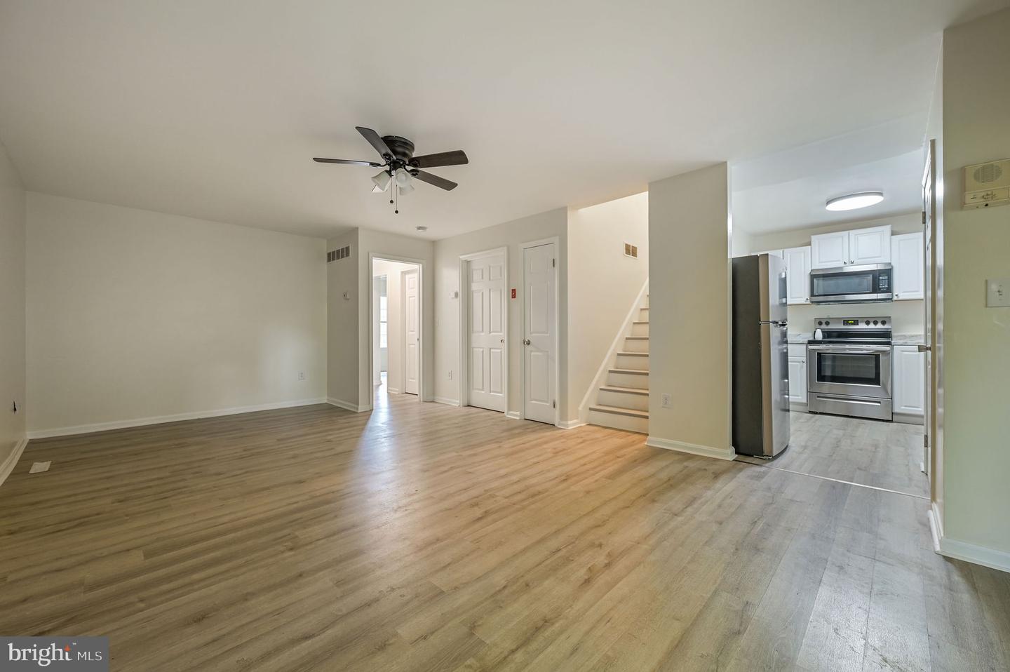 149 S Queen St Property Photo 4
