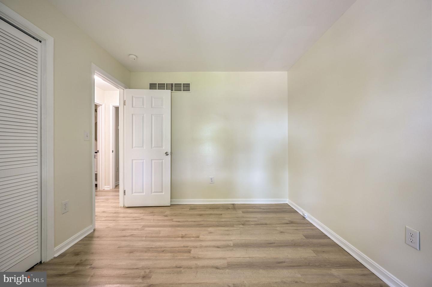 149 S Queen St Property Photo 10