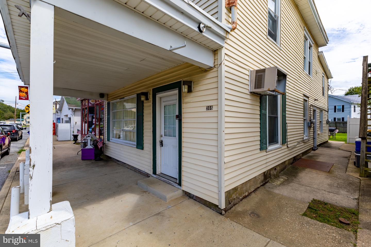 308 Main St Property Photo 2