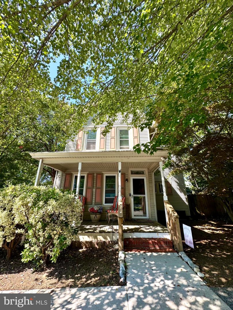 302 N BRADFORD ST Property Photo 1