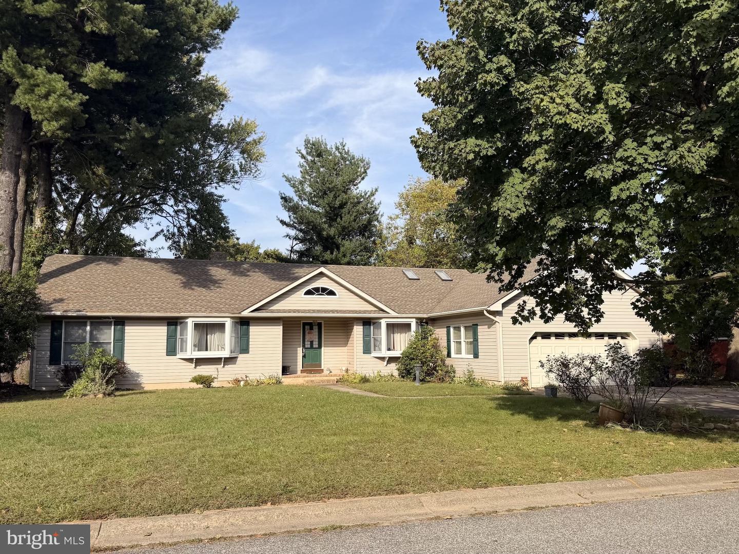 252 GREENVIEW DR Property Photo 1