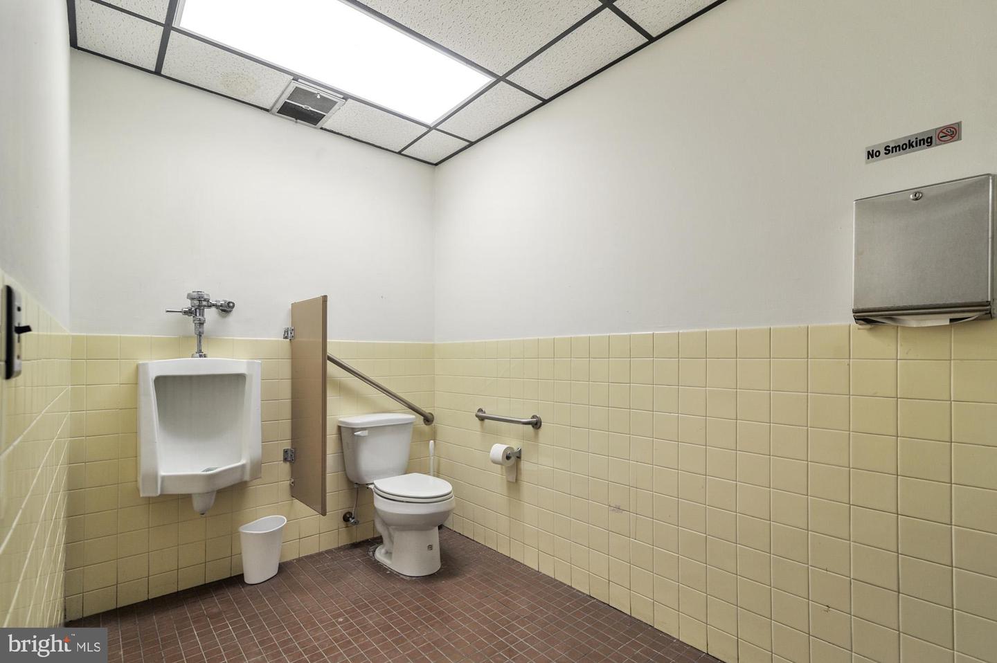 715 N King St Property Photo 3