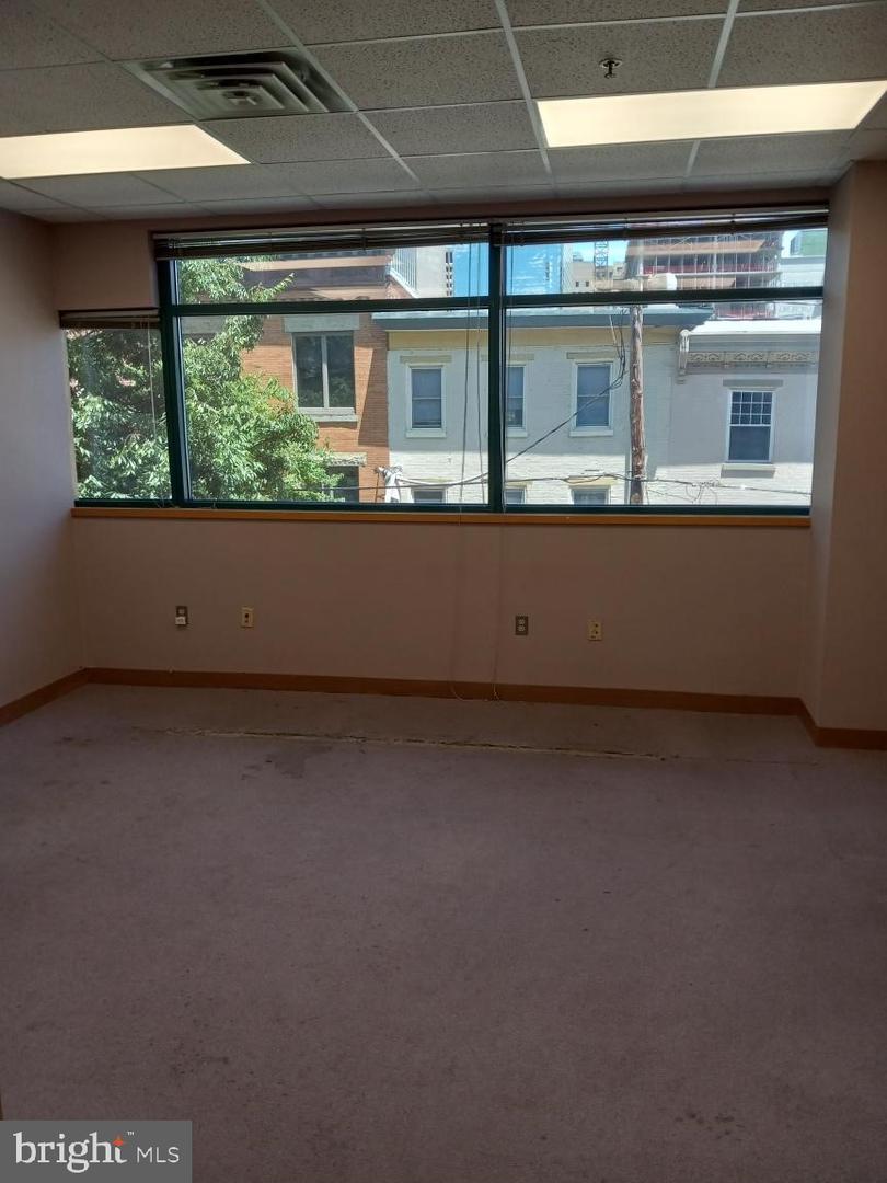625 N Orange St Property Photo 5