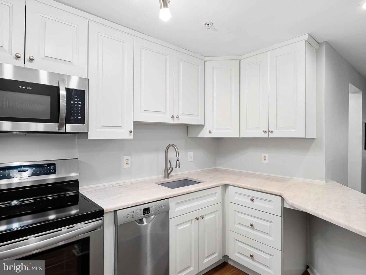 1025-unit N Madison St #203 Property Photo 6