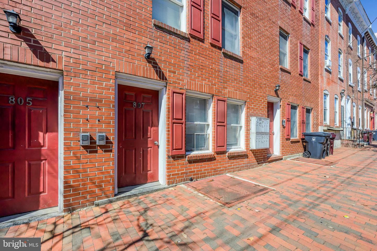 807 N Madison St Property Photo 3