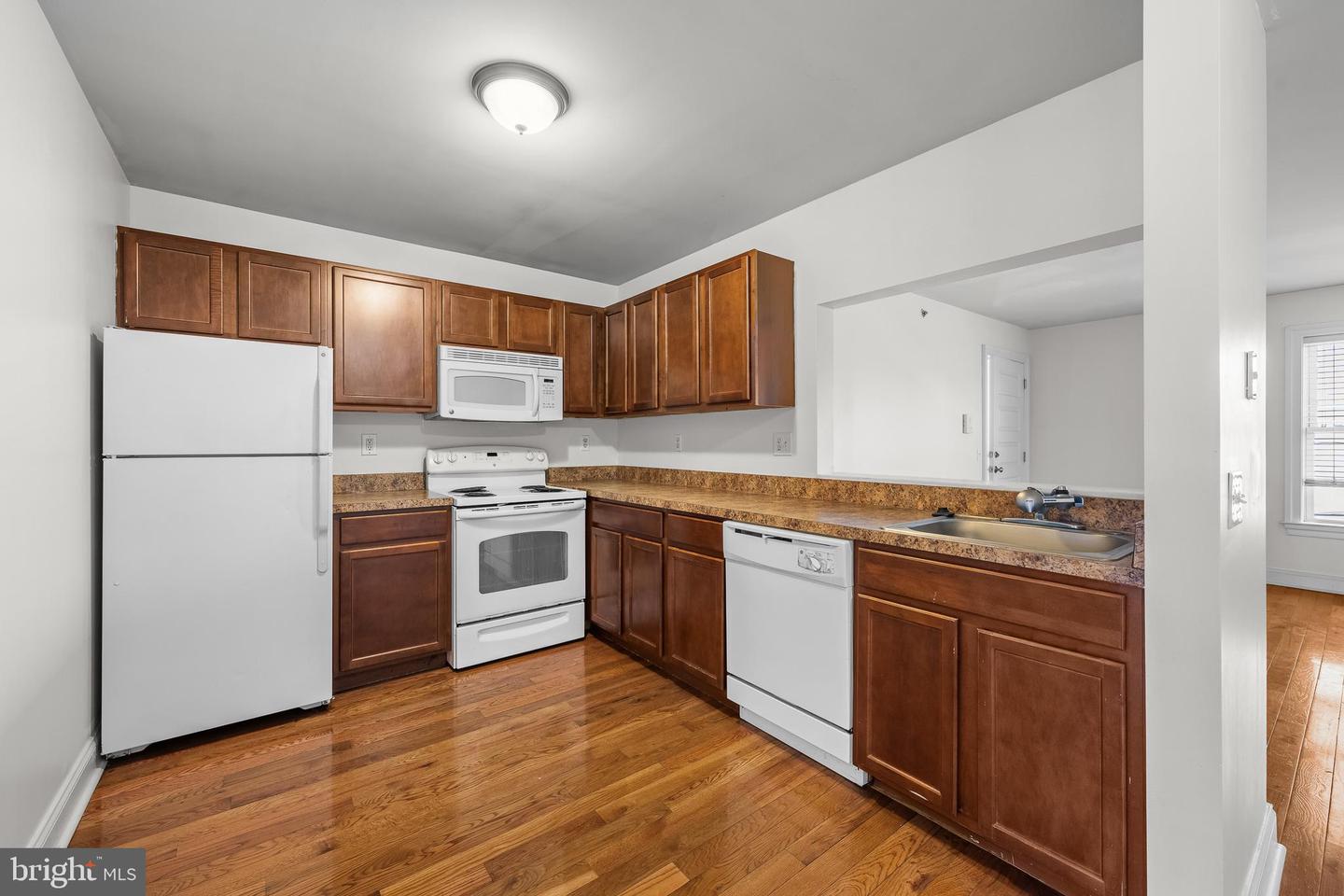 709 Windsor St Property Photo 6