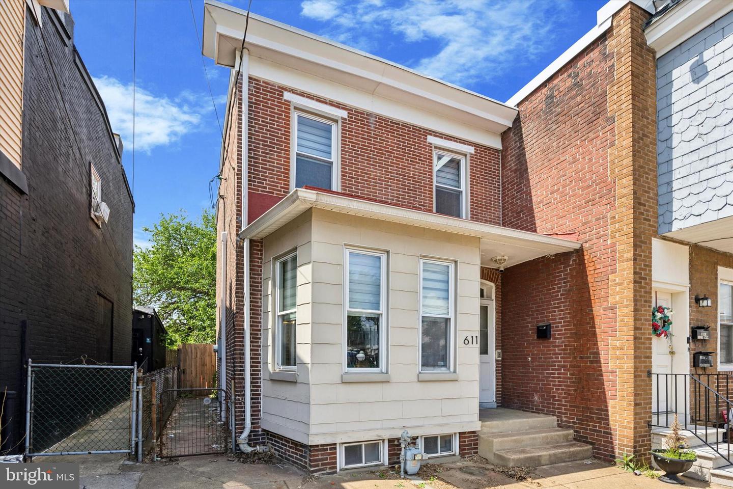 611 N LINCOLN ST Property Photo 1