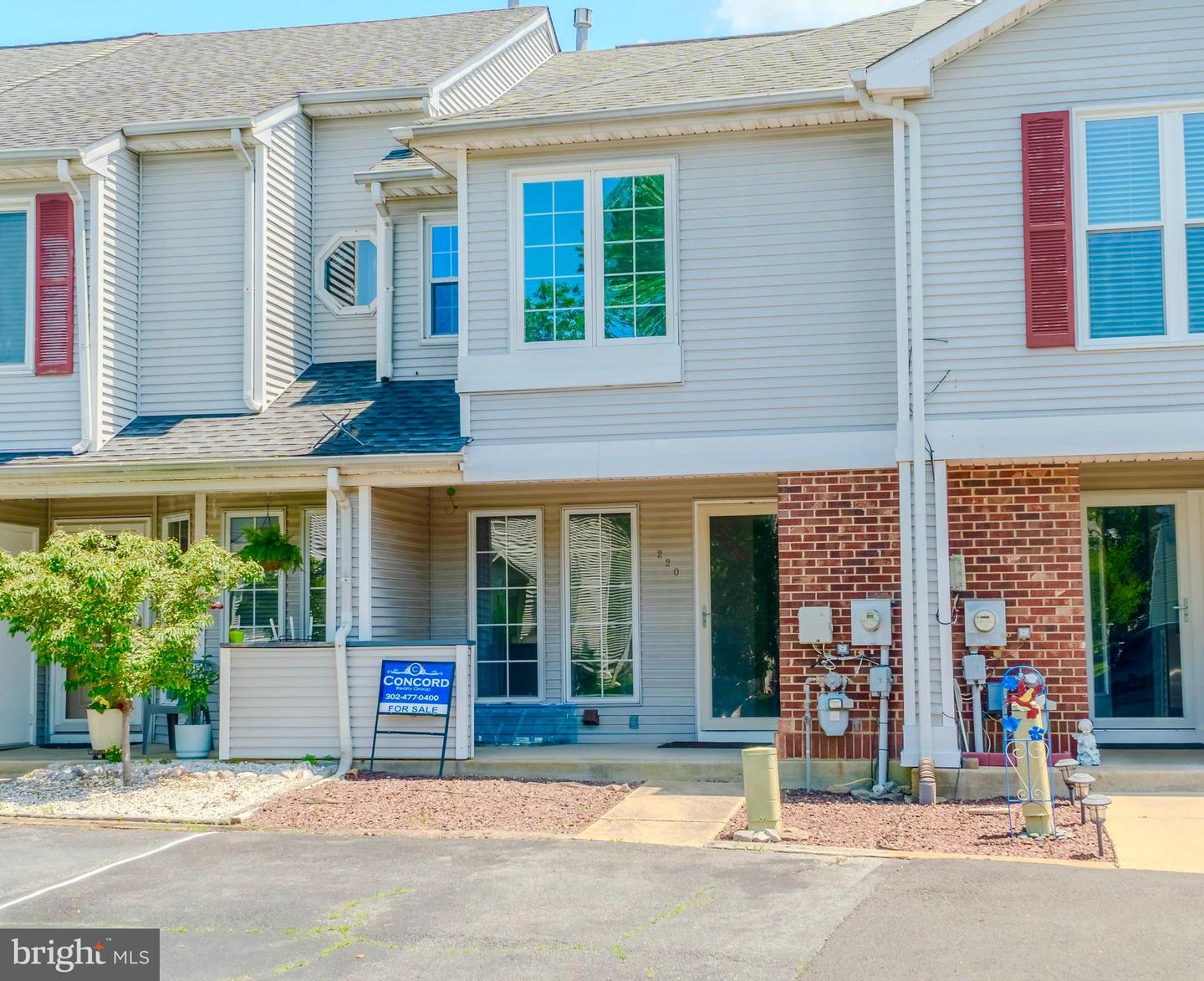 220 LAKE ARROWHEAD CIR Property Photo 1