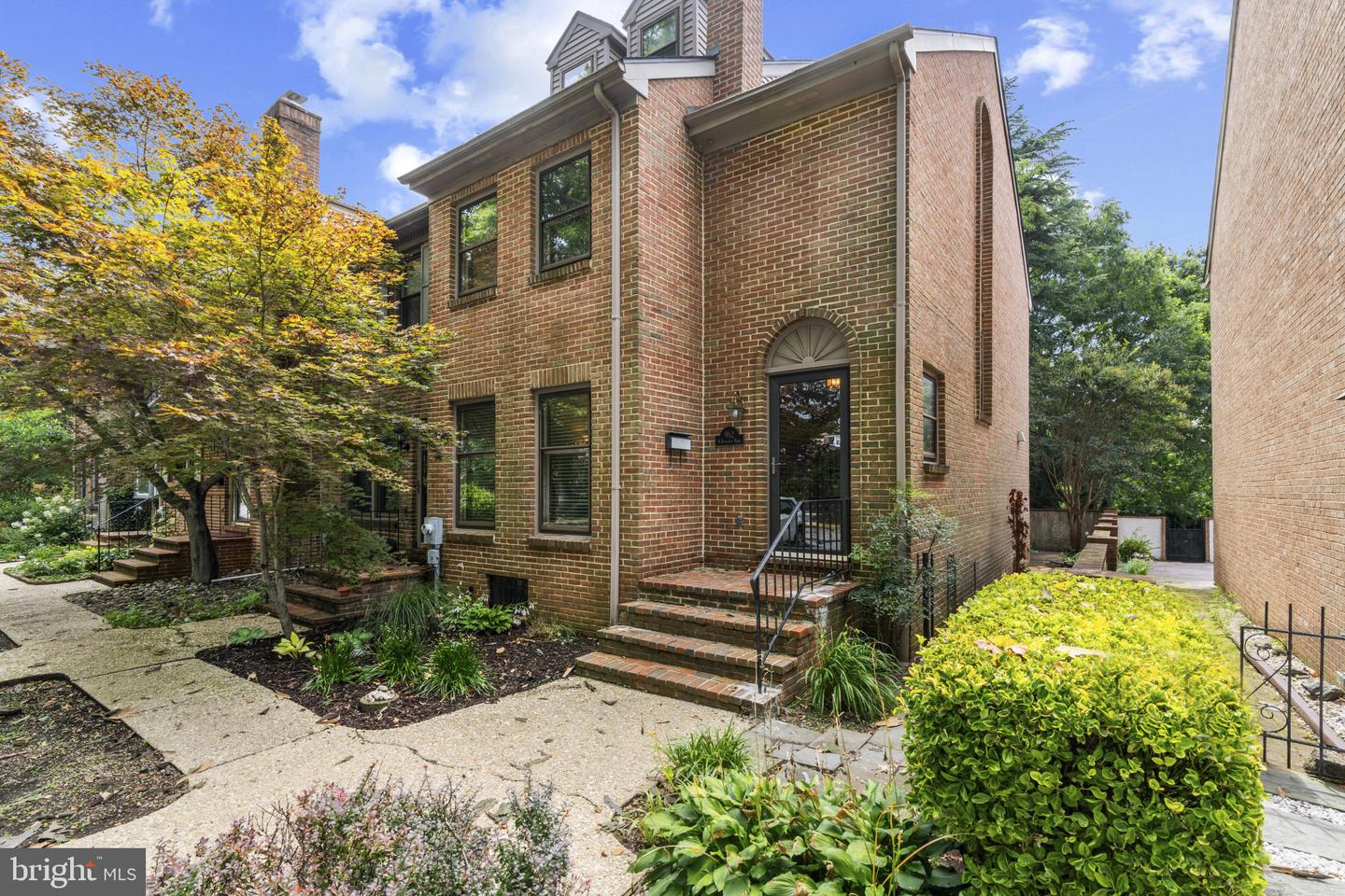 912 N BANCROFT PKY