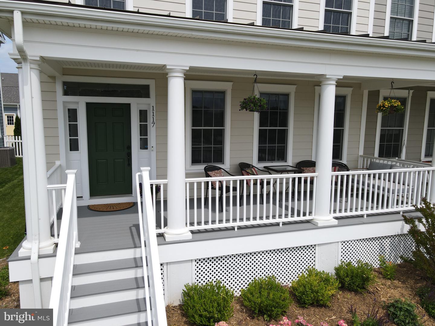 1117 Columbia St Property Photo 3