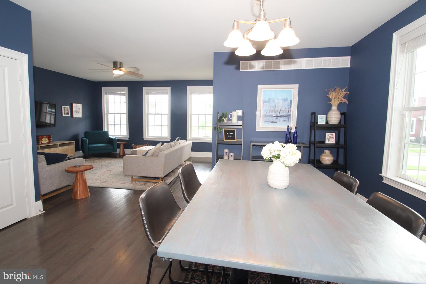 1117 Columbia St Property Photo 6