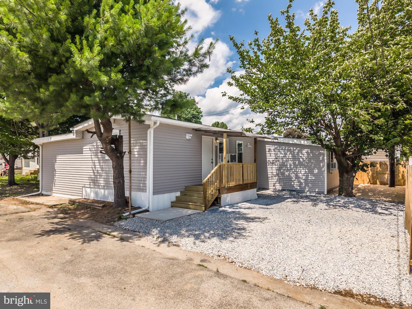 8-b Sherman Dr Property Photo 1