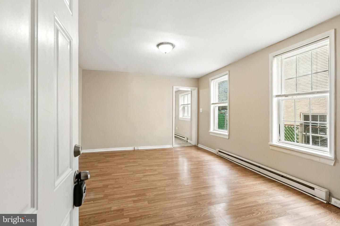 821 W Seventh St Property Photo 6