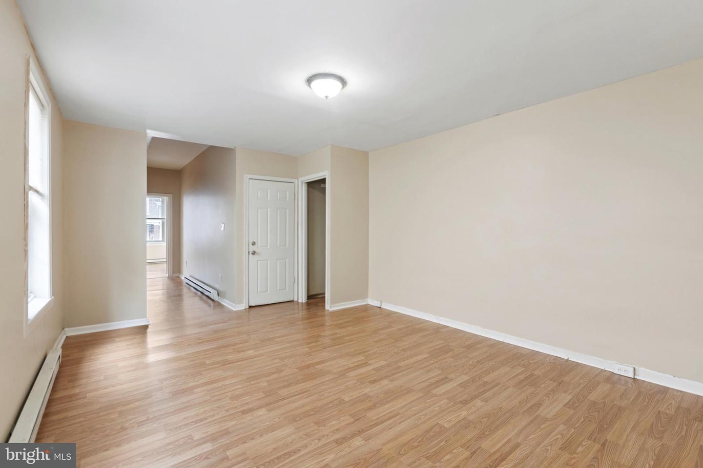 821 W Seventh St Property Photo 8