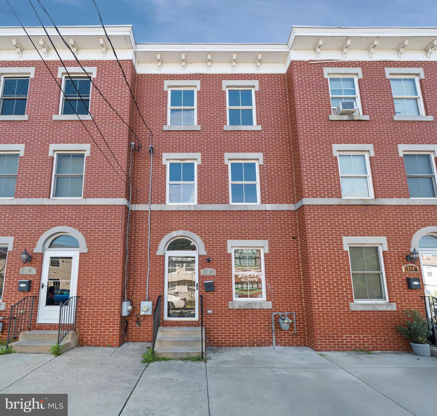 716 N MADISON ST Property Photo 1