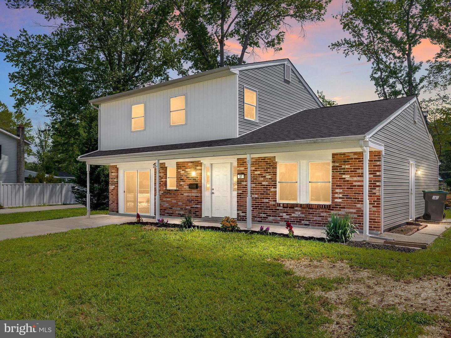 37 ANGLIN DR Property Photo 1