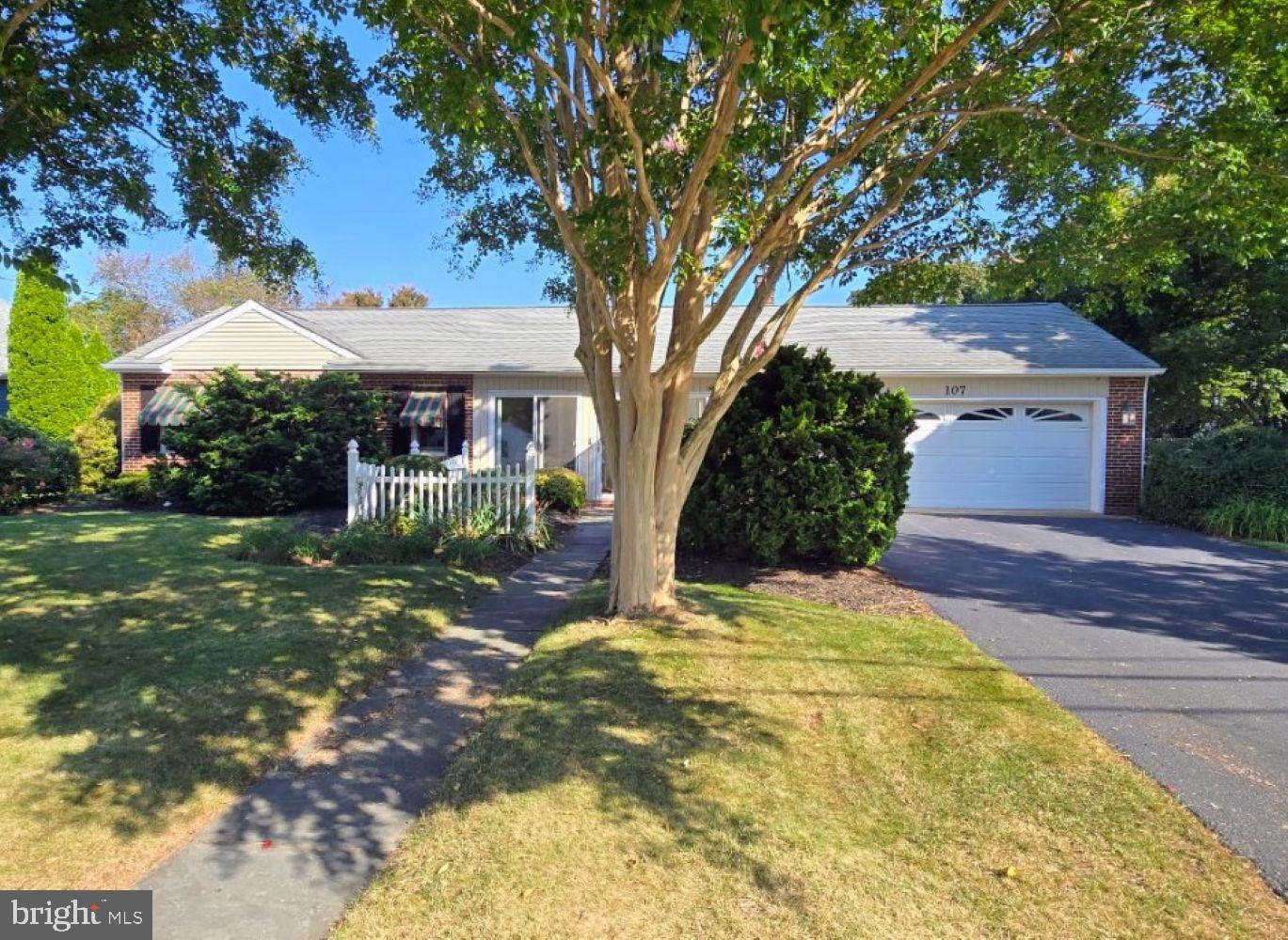 107 E HOFFECKER ST Property Photo 1