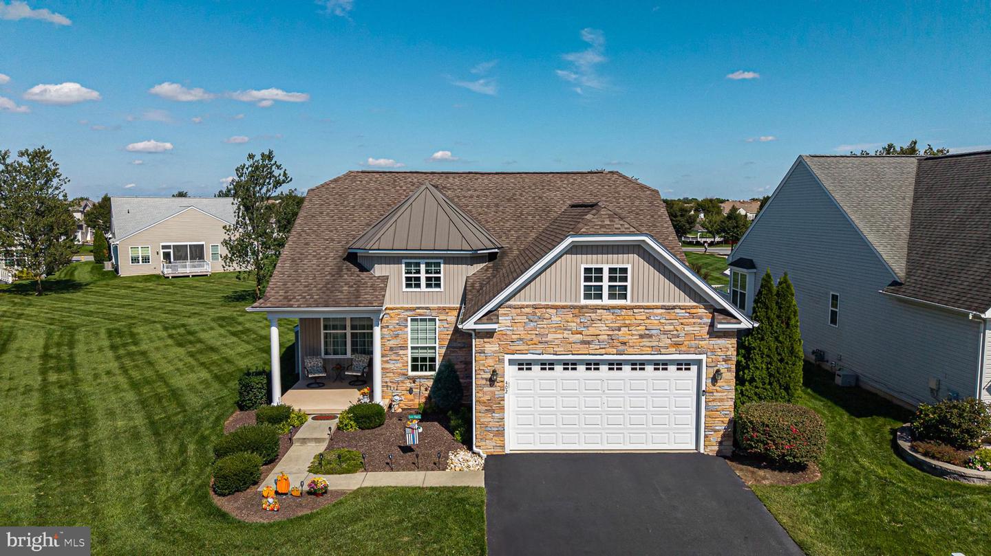 402 Topiary Ln Property Photo 1