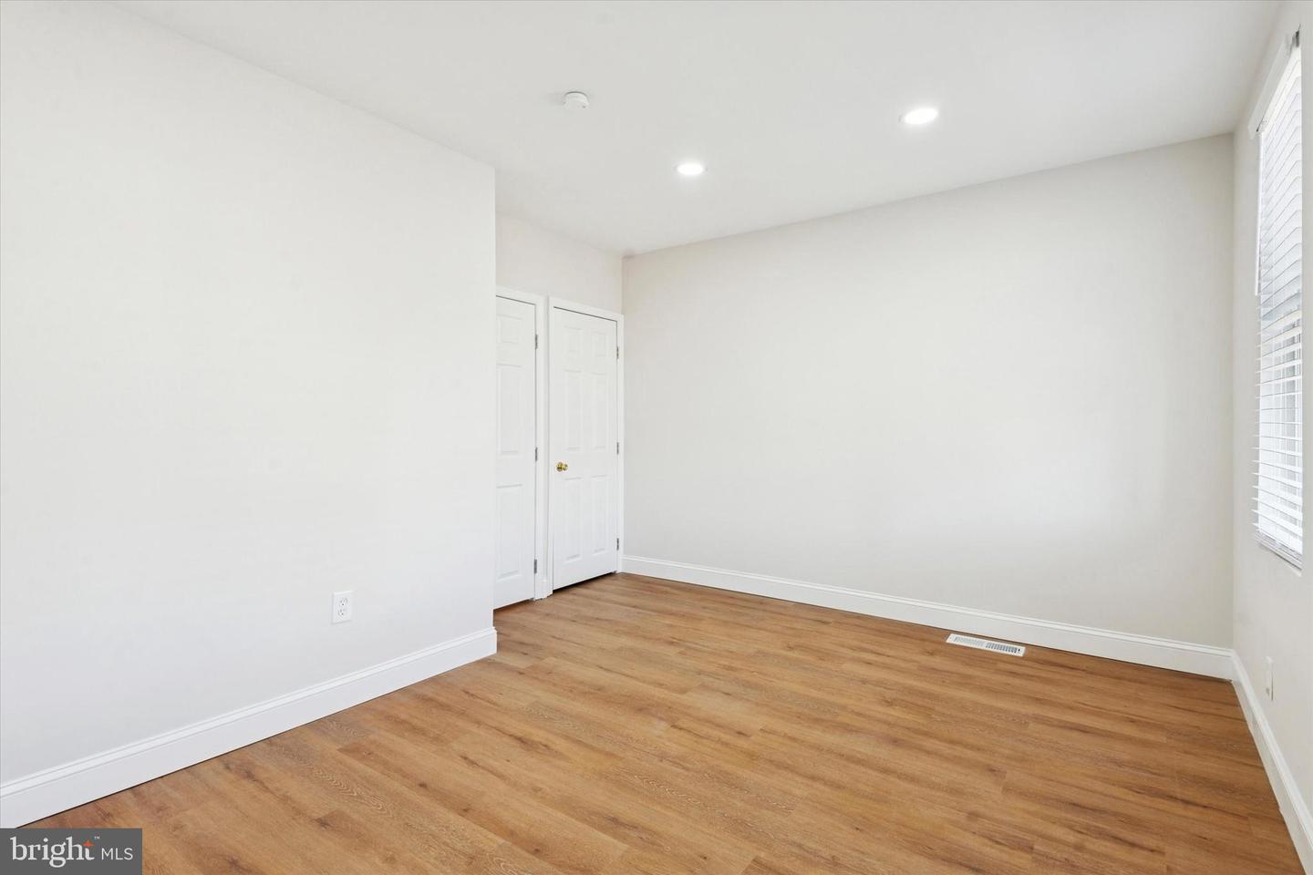 1108 W 3rd St Property Photo 12