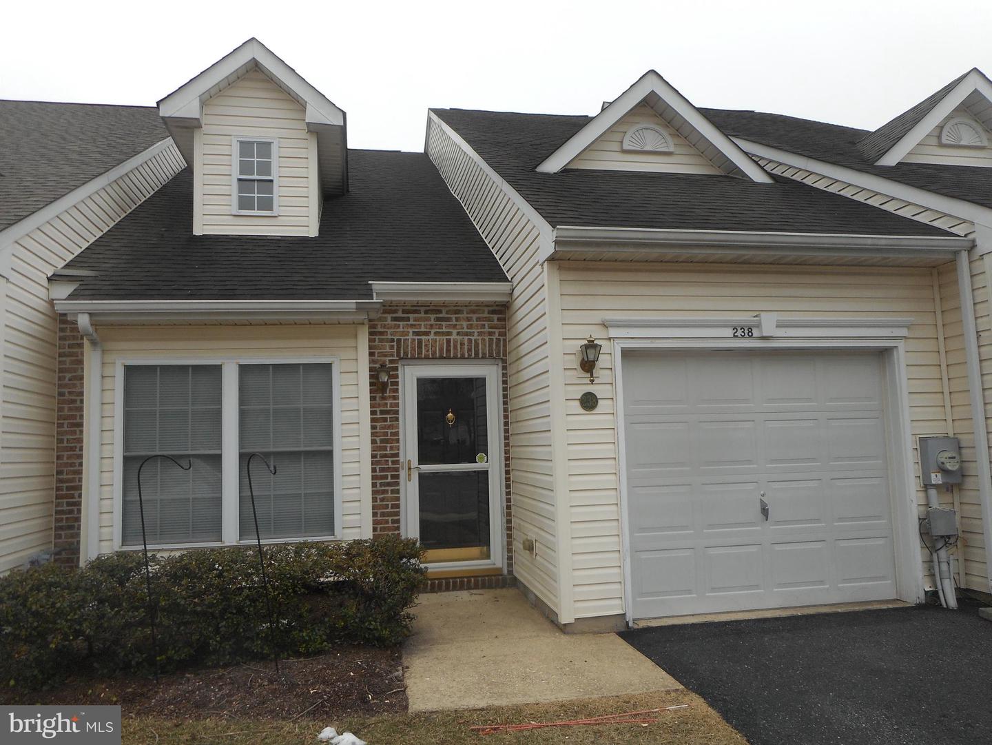 238 GLADSTONE WAY Property Photo 1