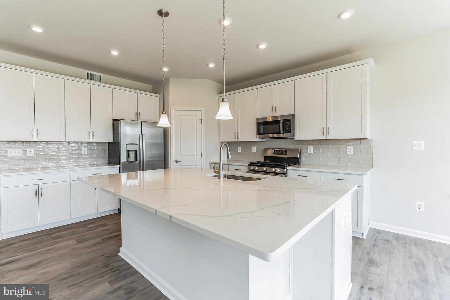 19 Golden Raintree Ct Property Photo 3