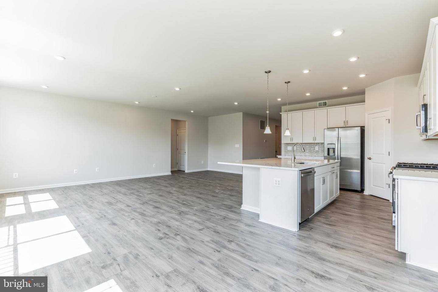 19 Golden Raintree Ct Property Photo 6