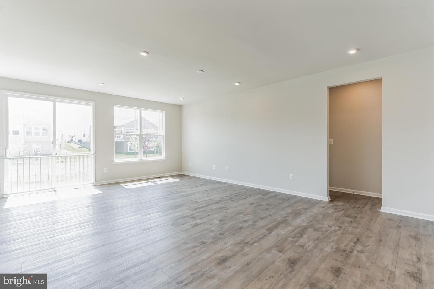 19 Golden Raintree Ct Property Photo 9
