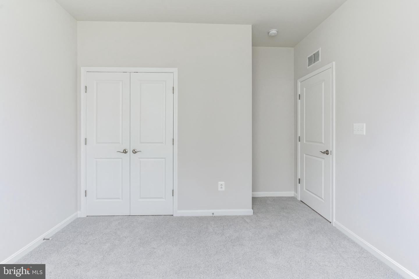 19 Golden Raintree Ct Property Photo 13