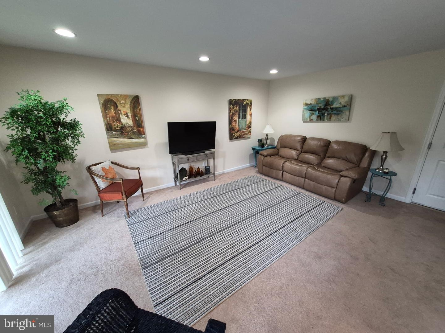 150 Jenny Dr Property Photo 18