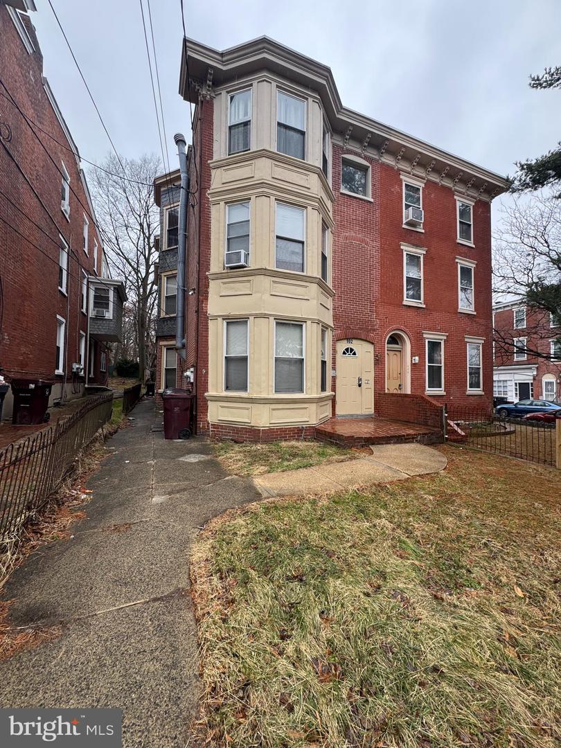 902 N MADISON ST Property Photo 1