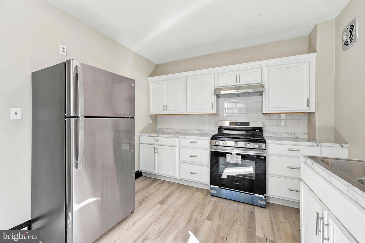 227 W 22nd St Property Photo 11