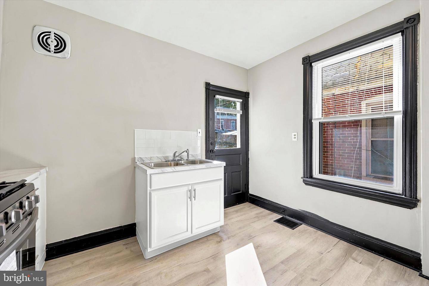 227 W 22nd St Property Photo 13