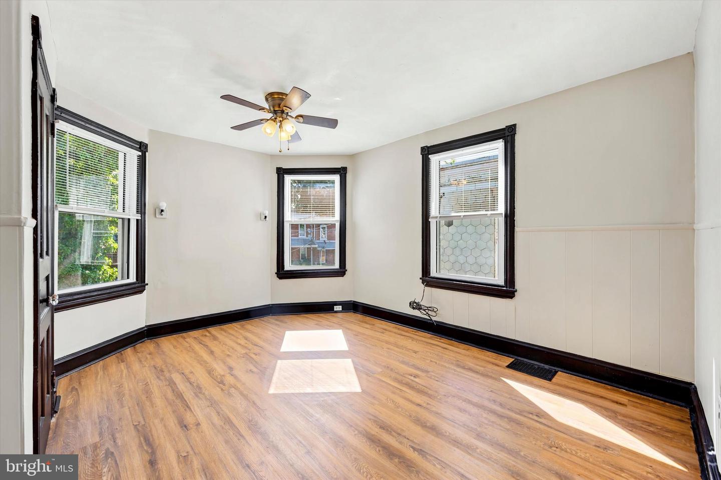 227 W 22nd St Property Photo 18