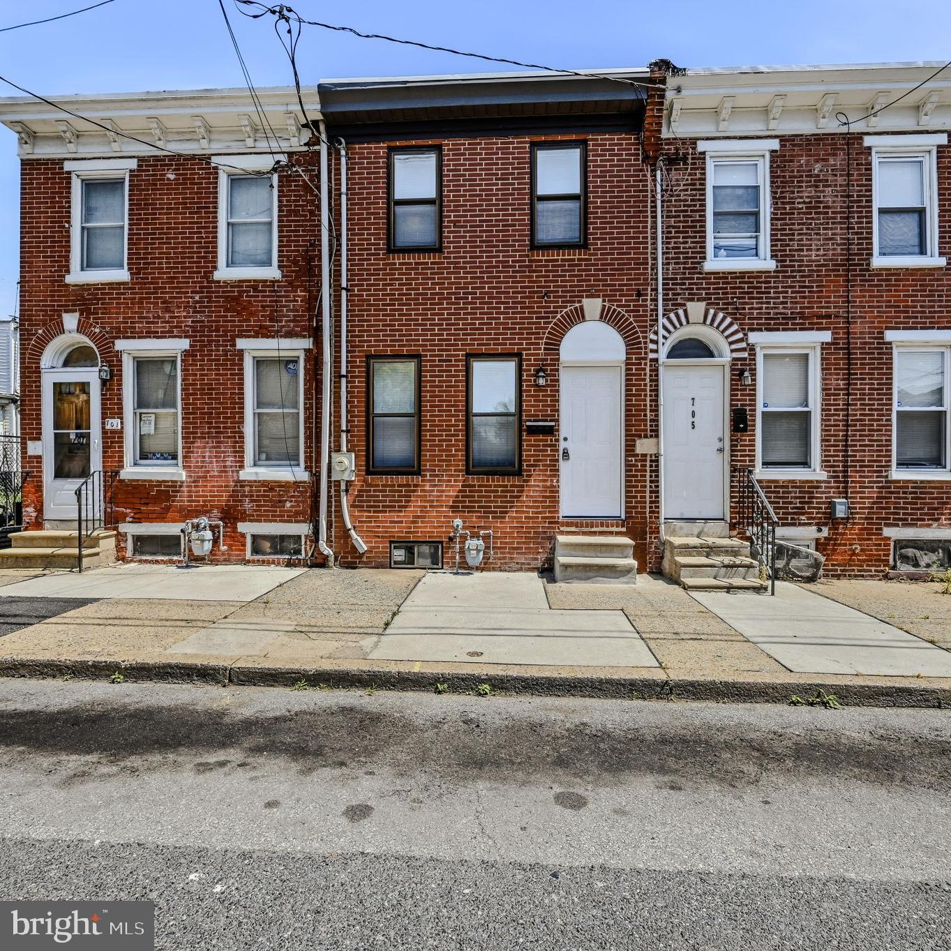 703 E 9th St Property Photo 1