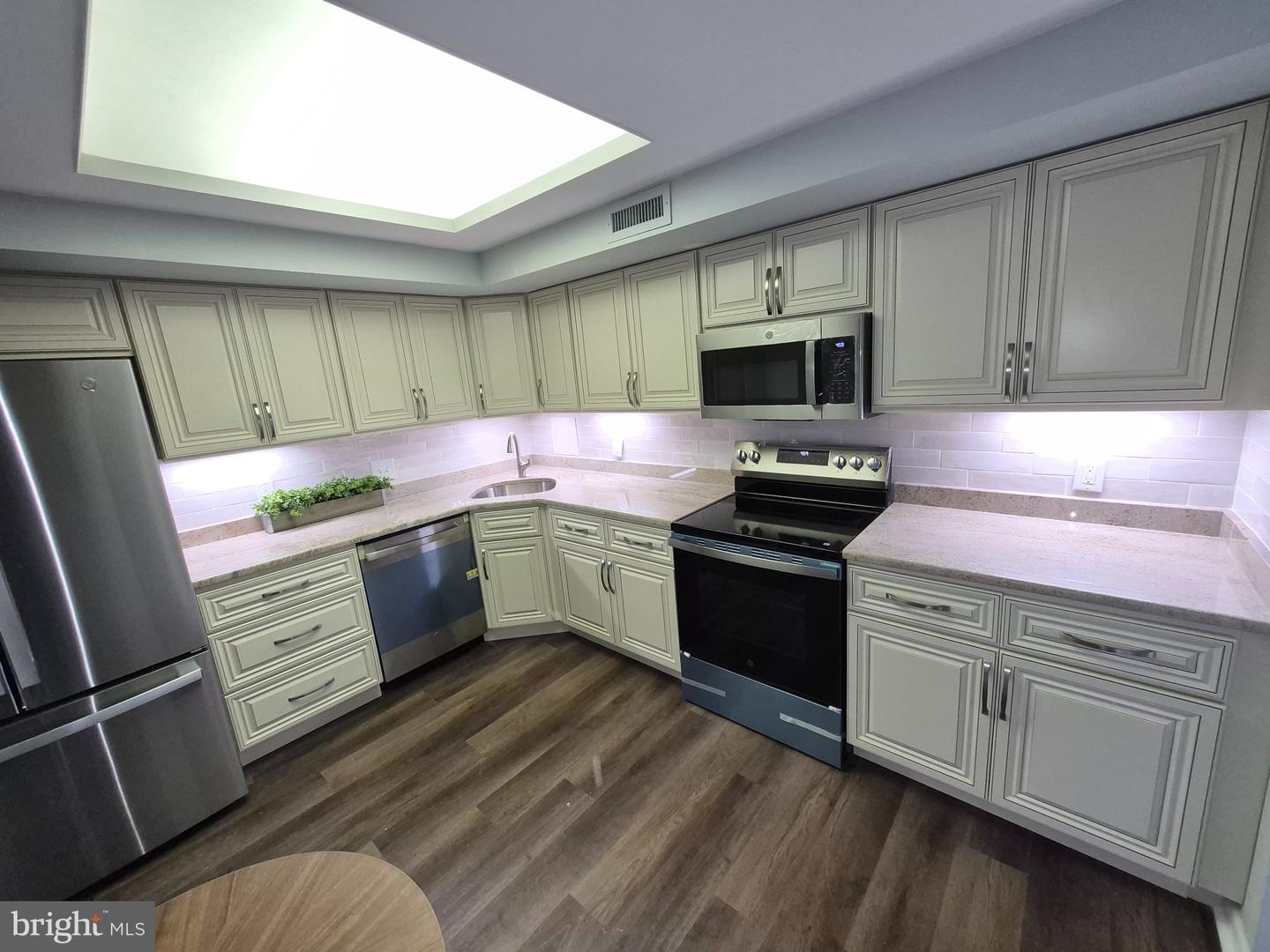 1100-unit Lovering Ave #806 Property Photo 1