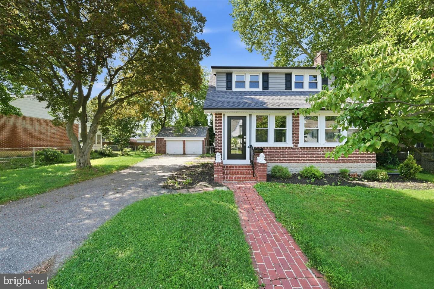 6 WOODROW AVE Property Photo 1