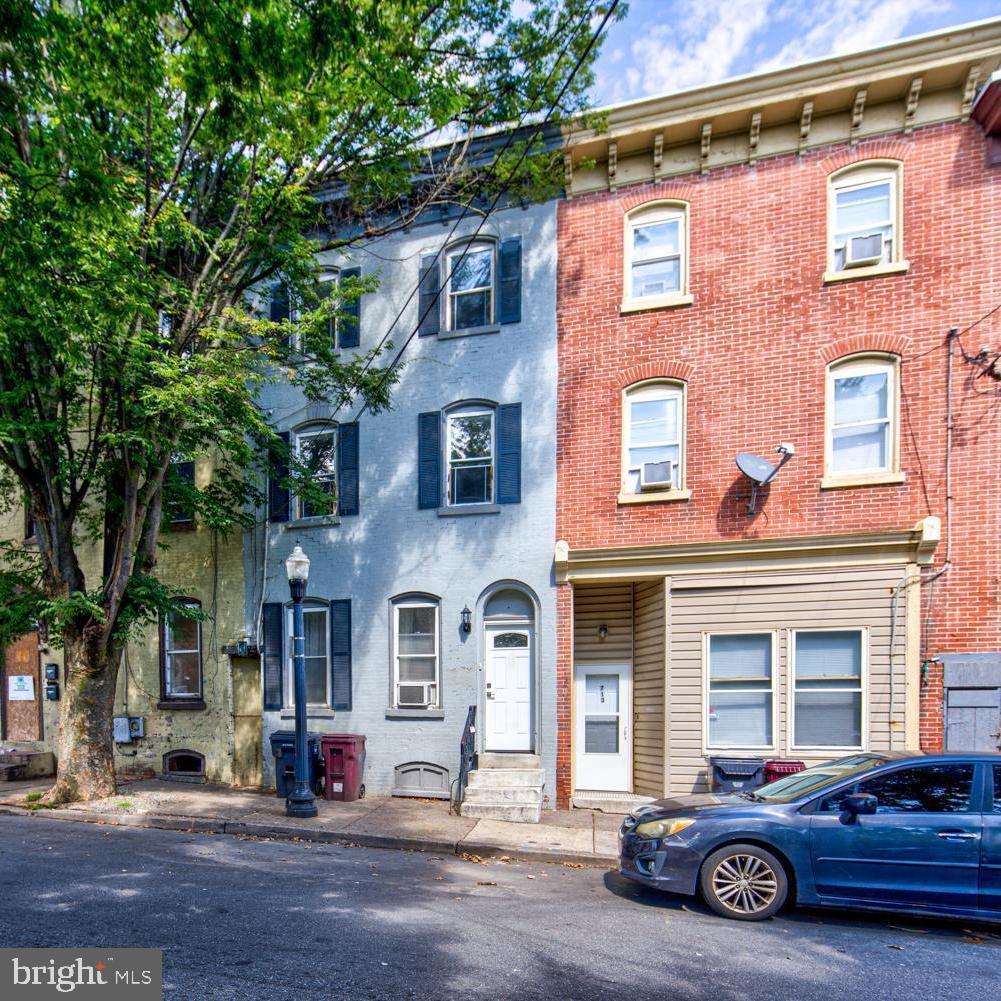 715 W 8TH ST