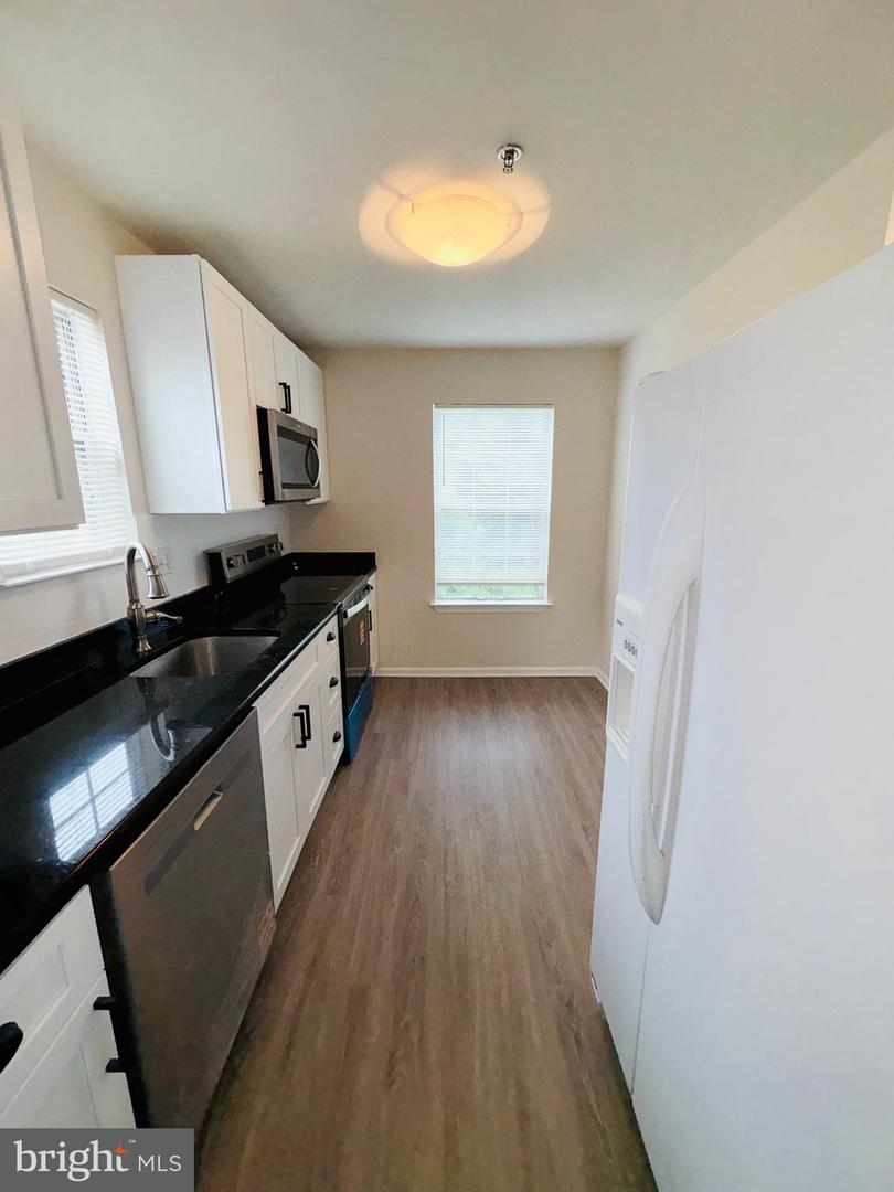 221b Highland Blvd Property Photo 8
